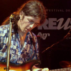 El cantante Edu Manazas, que actuará hoy en Santa María del Páramo, en uno de sus conciertos.