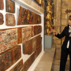 Rosa María Sánchez, guía del Museo de la Catedral, junto a la selección de fragmentos de artesonados leoneses.