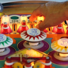 Las máquinas de pinball son un elemento esencial de la novela El secreto de las fiestas.