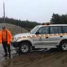 El vehículo de Protección Civil y un voluntario en la Cruz de Ferro.