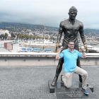 Un fan de CR7 se hace una foto junto a su estatua en Funchal, capital de Madeira.