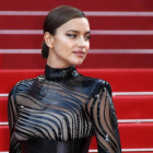 La modelo rusa Irina Shayk posa para los fotógrafos a su llegada a la presentación de la película "The Beguiled"