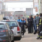 Un bombero hace señas a un ciudadano para que se retire del lugar del suceso