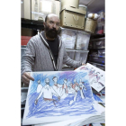 Paco Delgado con algunos de sus bocetos.