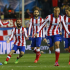 Los futbolistas del Atlético celebran la clasificación tras imponerse en la tanda de penaltis