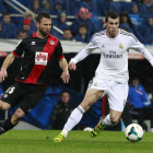 Bale conduce el balón ante el defensa rumano del Rayo Rat.