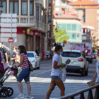 Varios ciudadanos cruzan una avenida de la localidad burgalesa de Aranda de Duero. PACO SANTAMARÍA