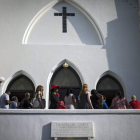 Varias personas llegan a la iglesia metodista Madre Emanuel.