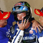 Pol Espargaró abraza a Alex Lowes ante la mirada de Katsuyuki Nakasuga.