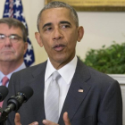 Obama (derecha), junto al jefe del Pentágono, Ash Carter, en la rueda de prensa en la Casa Blanca, este miércoles.