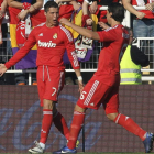 Cristiano Ronaldo celebra su gol junto al futbolista alemán Sami Khedira.