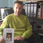 Manuel Mateos Pedrero, con el libro cuyos beneficios donará a la unidad de investigación oncológica del Hospital de León. M.M. P