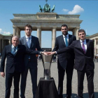 Obradovic y Vesely (Fenrbahçe) y Bourousis y Perasovic (Baskonia) posan en la puerta de Brandenburgo con el trofeo
