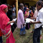 Un grupo de personas ante un centro para el censo en el estado de Assam.