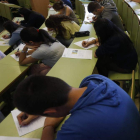 Alumnos de Bachillerato realizan una prueba.