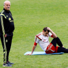 Vicente del Bosque dirige el entrenamiento mientras Iker Casillas se muestra pensativo.