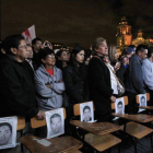 Miles de mexicanos se manifiestan para exigir la aparición de los 43 estudiantes de Iguala, este miércoles en Ciudad de México.