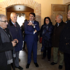 Un momento de la visita a una de las viviendas, ubicada en Chozas de Arriba. MARCIANO PÉREZ