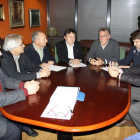 Folgueral junto a los alcaldes de El Barco y Monforte en una de las reuniones de la plataforma.