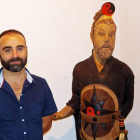 El artista paramés David Cuadrao junto a una escultura. CUEVAS