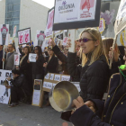 Empleados del Orizonia protestan en la sede de la empresa.