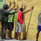 Policías militares cachean a sospechosos en Vila Velha, en el estado de Espirito Santo.