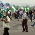 El líder jornalero y alcalde de Marinaleda, Juan M. Sánchez, megáfono en mano, ocupa el aeropuerto