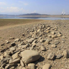 Estado que presenta el embalse de Bárcena, al 30% de su capacidad, visto ayer desde Congosto con Compostilla II al fondo.