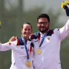 Fátima Gálvez y Alberto Fernández celebran la medalla de oro tras una brillante actuación en foso olímpico, la primera que suma España en los Juegos de Tokio. FAZRY ISMAIL