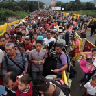 Ciudadanos venezolanos cruzan el puente internacional Simón Bolívar desde San Antonio del Tachira, en Venezuela, hacia Colombia, el 10 de febrero.