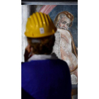 Una mujer trabaja en la restauración de un fresco en Italia. EFE