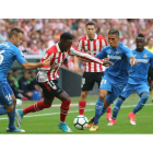 Iñaki Williams disputa un balón con Juan Cala y Fayçal Fajr. LUIS TEJIDO