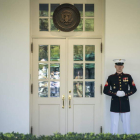Un marine vigila ayer la puerta de las dependencias que usa Trump en la Casa Blanca. SARAH SILBIGER