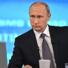 Putin responde por televisión a las preguntas de los ciudadanos, este jueves en Moscú.