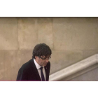 El presidente de la Generalitat, Carles Puigdemont, a su llegada al Parlamento ayer.