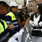 La subdelegada del Gobierno en León, Teresa Mata, habla con los mineros en San Marcelo.