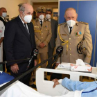 El presidente argelino, Abdelmayid Tebune, y el jefe del Ejército, visitan a Gali, en un hospital militar de Argel. REPÚBLICA DE ARGELIA