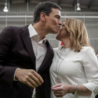 Pedro Sánchez besa a Susana Díaz, durante el comité federal del PSOE.