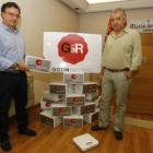 José Antonio Fernández, gerente de Predis León, entrega el vino a Alberto Gómez Munoz.