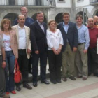 Silván posa con García Prieto y Francisco Castañón durante su visita a La Pola.