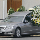 Un coche fúnebre.