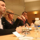 Omar Rodríguez, de UGT, Rosa Castro, de CC.OO. y el alcalde, ayer en la casa de la cultura.