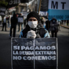 Un hombre se manifiesta en Buenos Aires contra el pago de la deuda externa. JUAN IGNACIO RONCORONI