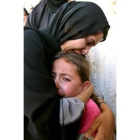 Una mujer y una niña lloran en un funeral en Rafah