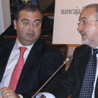 Pedro Solbes conversa con el presidente del Banco Popular, Ángel Ron.