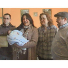 Los padres, con el pequeño Yerai en brazos, recibieron el diploma del primer bebé del año.