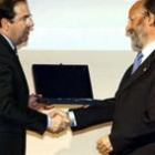 El alcalde de Valladolid (derecha) recibió de manos de Herrera el premio de Turismo 2002