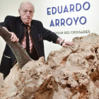El artista Eduardo Arroyo posa junto a su ‘unicornio’ en el Museo de Bellas Artes de Bilbao. MIGUEL TOÑA