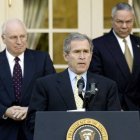 George Bush, flanqueado por el entonces vicepresidente Dick Cheney (izquierda) y el secretario de Estado Colin Powell, en marzo del 2002.