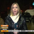 La reportera Tamara Bojic continúa su directo pese a que un individuo muestra una pistola.